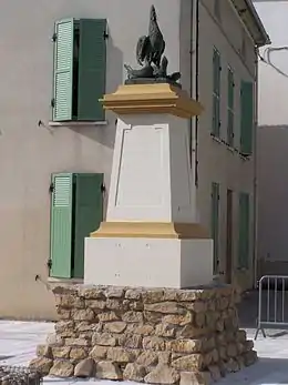 Le monument aux morts, au centre du village (août 2014).