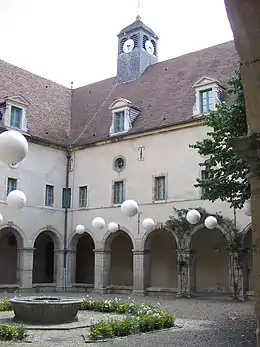 Hospice Sainte-Annemusée d'art sacré, musée de la vie bourguignonne Perrin de Puycousin