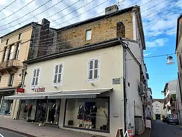 Maison dépendant du couvent des Cordeliers, achetée en 1784 par Louis Longa. Cette demeure, située rue Gambetta et adossée au chœur de l'ancienne église conventuelle, voit la naissance et le décès de son petit-fils, le peintre Louis Anselme Longa.