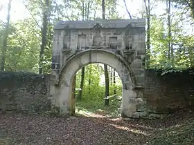 Le porche du couvent Notre-Dame-de-la-Garde, en forêt de Hez-Froidmont.