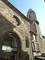 De droite à gauche : tour de la chapelle, immeuble d'habitation (copropriété) et magasin derrière l'ancien portail de l'église du couvent