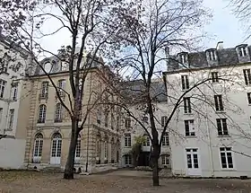 Pavillon Louis XV à gauche, église au centre, bâtiment du XVIIe siècle à droite.