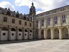 Cour Mably