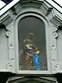 Statuette de sainte Anne dans une niche du fronton au-dessus de la lucarne