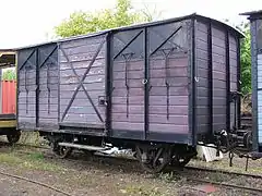 Le wagon couvert Kf 1457 ex-Réseau Breton garé au dépôt de Butry.