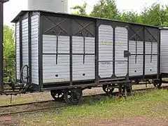 Le wagon couvert K 4044 ex-CFD Réseau du Vivarais garé au dépôt de Butry.