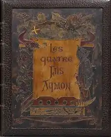 Photographie couleur d'une couverture de livre en cuir, avec au milieu le titre, Les quatre fils Aymon, et autour un décor plus sombre d'armures, de chevaux, de combats