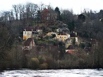 Le hameau de Bigaroque surplombant la Dordogne.