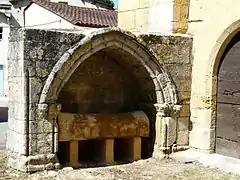 Tombeau dans un enfeu, à l'extérieur de l'église Saint-Pierre.