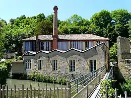 Le côté oriental du moulin de la Rouzique.