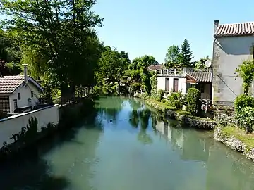 La Couze dans le bourg de Couze-et-Saint-Front.