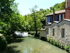 La Couze longe le moulin de la Rouzique.