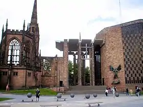 À gauche, les ruines de l'ancienne cathédrale et à droite, la nouvelle cathédrale conçue par sir Basil Spence.