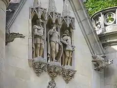 Sculptures de trois chevaliers et gargouilles sur la façade principale