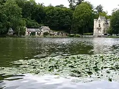 Château de la Reine Blanche, bâtiment voisin et nénuphares des Étangs de Commelles