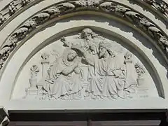 Le couronnement de la vierge, sur le tympan du portail