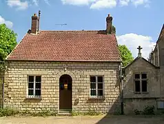 La sacristie derrière l'église.