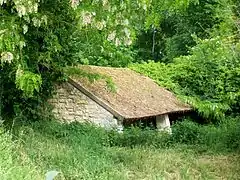 Le lavoir du Chardonneret, rue de l'Étang / quai du Chardonneret, sur l'étang du même nom.