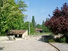 Le « petit Pont » sur la Thève et le lavoir.