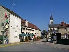 La place de la Mairie et l'église Notre-Dame-de-la-Jeunesse.