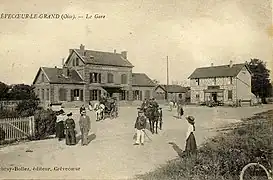 La gare de Crèvecœur-le-Grand - Exterieur de la gare.