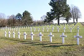 Au fond, le cimetière allemand.