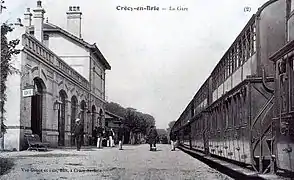 Voitures à deux étages de banlieue en gare.