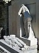 Monument aux morts dans la ruine de la collégiale Saint-Thomas.