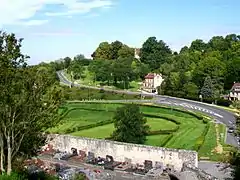 Cimetière, et vue sur la vallée depuis la terrasse devant l'abbaye Saint-Arnoul.