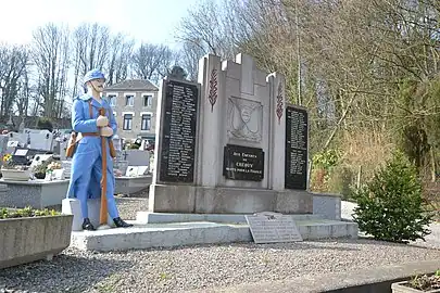 Poilu écrasant l'aigle allemand (d) (monument aux morts)« Monument aux morts de Créquy », sur Wikipasdecalais