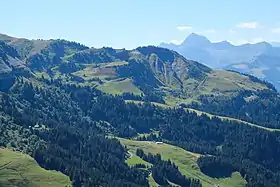 Le crêt du Midi vu depuis Rochebrune à l'estavec au loin le mont Charvin.