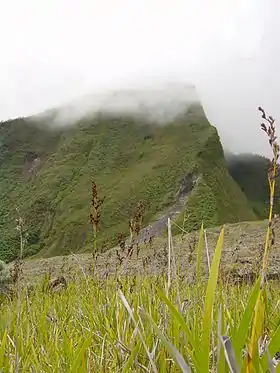 Le sommet du piton de Crac dans les nuages