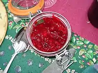 Un pot de sauce aux canneberges.