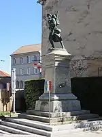 La Victoire en chantant (monument aux morts)« Monument aux morts de 1914-1918, ou La Victoire en chantant à Craponne-sur-Arzon », sur À nos grands hommes,« Monument aux morts de 14-18, ou La Victoire en chantant à Craponne-sur-Arzon », sur e-monumen