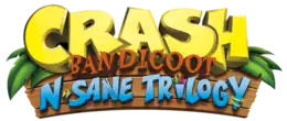Crash Bandicoot: N. Sane Trilogy est inscrit sur trois ligne, en jaune, marron et bleu, avec en fond des planches de bois et quelques feuilles à chaque extrémités.