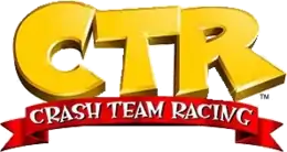 Les lettres « CTR » sont inscrites en couleur dorée et rutilantes. Un ruban rouge est en dessous, le texte « Crash Team Racing » y est inscrit en blanc.