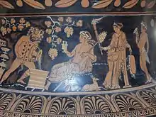 Un satyre verse du vin dans une situle devant  Dionysos assis sous la treille. Col d'un cratère à volutes du Peintre de Lycurgue.  Museo Nazionale Jatta, Ruvo.