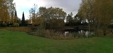 Cratère de mine à Saint-Éloi prise en panorama. Le cratère est aujourd'hui une mare entre des terrains privés, où il est possible d'accéder à partir de la route.