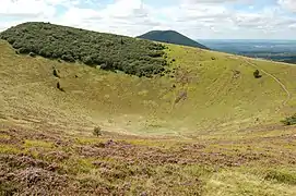 Vue du cratère du Pariou avec le puy de Côme à l'arrière-plan.