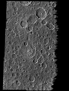 Vue en hauteur de la surface grise de Callisto, révélant de nombreux cratères d'impacts de diamètres divers.