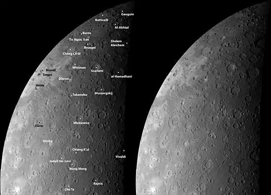 Deux images côte à côté d'un même fragment de la planète délimité par le terminateur, la première portant des légendes, la seconde non.