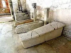 Sarcophages exposés dans l'église.