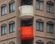 balcons en forme de tasse de café, de couleurs vives crème et rouge.