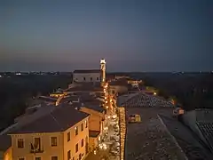 Panorama du village de nuit.