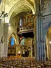 Ancien croisillon sud et sa tribune d'orgue ; vue à travers la croisée.