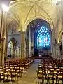 Croisée du transept ; au fond, le chœur actuel, à gauche, l'ancienne nef.