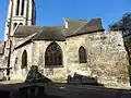 Façade orientale ; à droite, la chapelle du début du XIIIe s. ; au centre, l'ancien chevet.