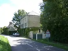 Bâtisse très sobre, à deux étages, au bord d'une route de campagne.