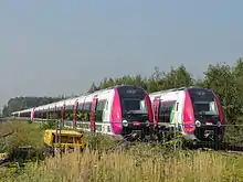 Huit rames stationnées en gare de Blanc-Misseron sur la ligne de Douai à Blanc-Misseron, à Crespin, près de l'usine.