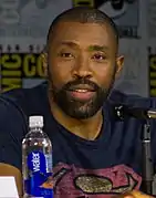 Cress Williams interprète Jefferson Pierce / Black Lightning.